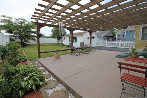 52 Fulton St, New Britain, CT 06051-4112