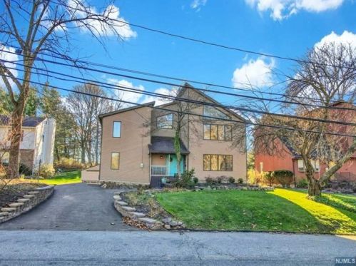 8 Seminole Ave, Oakland, NJ 07436-2928