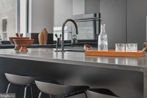 1355 Kater St, Philadelphia PA 19147-1817 exterior