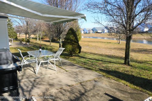 11 Arcadia Dr, Lakehurst NJ 08759-6161 exterior