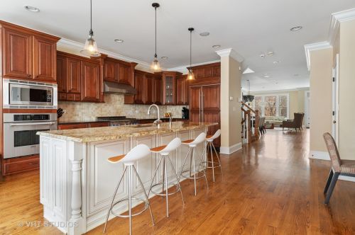 5048 Oakley Ave, Chicago IL 60625-1830 exterior