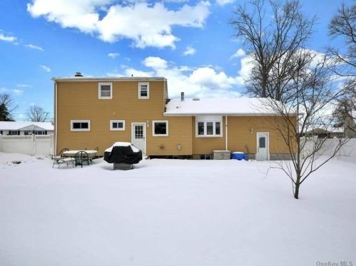 6 Arnold Ln, Commack NY 11725-3901 exterior