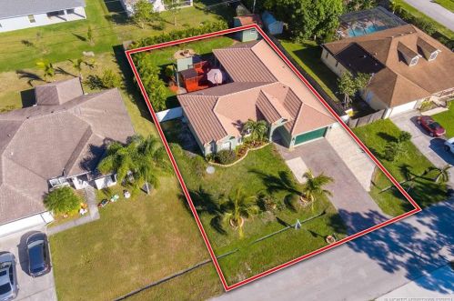 1131 Haleyberry Ave, Fort Pierce FL 34953-6832 exterior