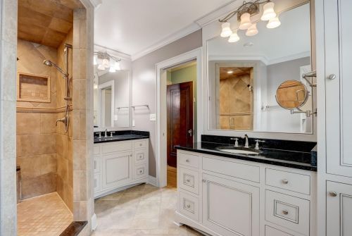 725 Lk Vw Ave, Milwaukee WI 53217-4857 exterior