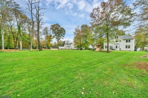 70 Cathedral Ave, Florham Park NJ 07932-2521 exterior