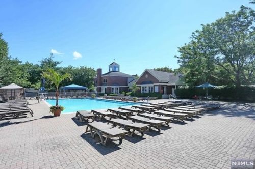 102 Adams Ct, Edgewater NJ 07020-1654 exterior