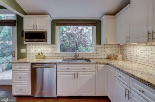 8909 Linton Ln, Alexandria VA 22308-2438 exterior