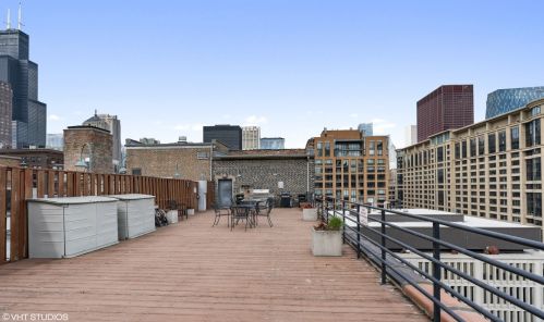 621 Plymouth Ct, Chicago IL  60605-1841 exterior