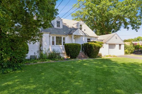 9 Arlington St, Huntington Station, NY 11747-2623