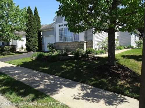 14 Florence Dr, Lakehurst NJ  08759-6084 exterior