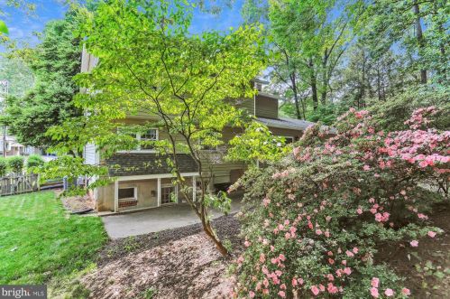 18052 Ml Crk Dr, Rockville MD 20855-1000 exterior