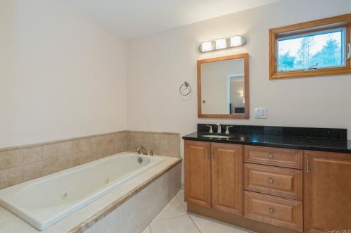 5 Sunset Dr, Armonk NY 10504-2040 exterior