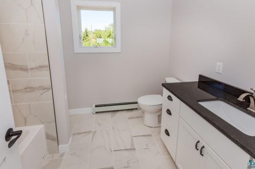 3428 Medin Rd, Duluth MN 55804-2673 exterior