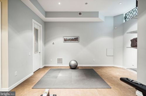 1433 Bainbridge St, Philadelphia PA 19146-2121 exterior