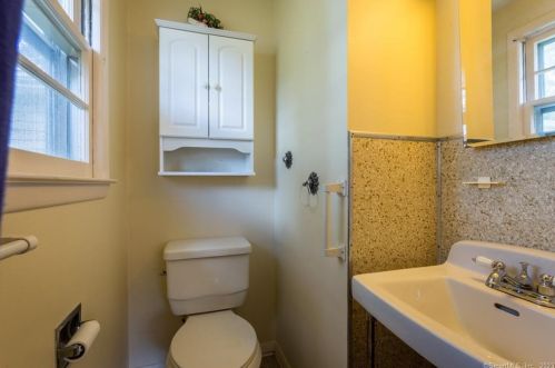 6 Caroline Dr, Milford CT 06461-2715 exterior