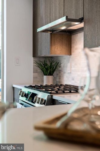 1352 19 St, Philadelphia PA 19146-4665 exterior