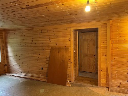 437 Putnam Rd, Killingly CT 06239-2005 exterior