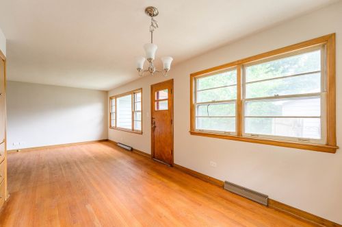 525 Lynn Ter, Waukegan, IL 60085-3338