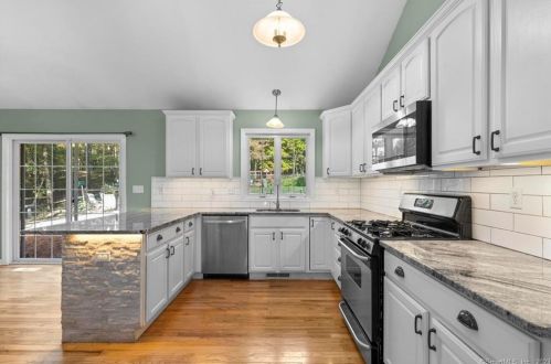 306 Silver Hl Rd, Derby CT 06418-1139 exterior