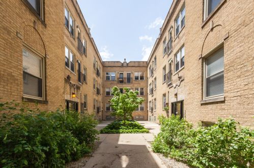 4710 Bernard St, Chicago, IL 60625-6911