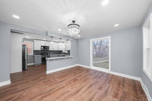 8247 Oglesby Ave, Chicago IL  60617-1927 exterior