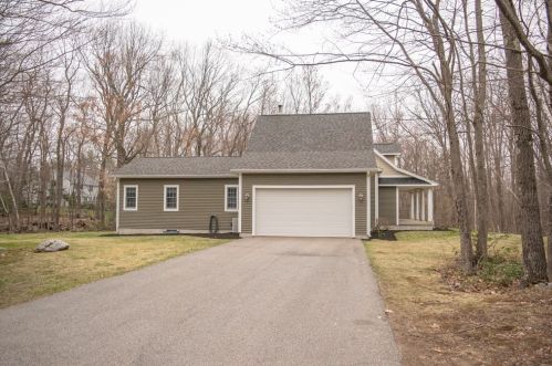 2 Camelot Dr, Worcester MA 01602-1318 exterior