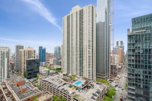 2 Erie St, Chicago IL  60611-2724 exterior