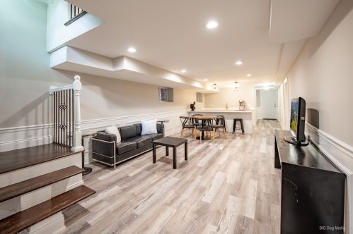 7616 Luella Ave, Chicago IL 60649-4108 exterior