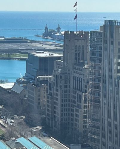 111 Chestnut St, Chicago IL  60610-2016 exterior