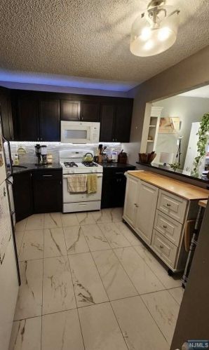 360 Cottonwood Way, Mahwah NJ  07430-2080 exterior