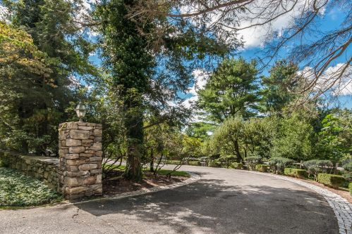 188 Round Hl Rd, Greenwich CT 06831-3301 exterior