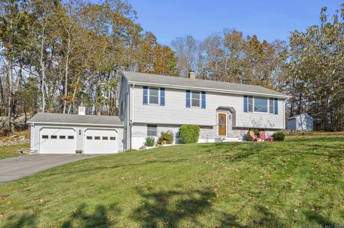 39 Tra Mart Dr, Uncasville CT  06382-1115 exterior