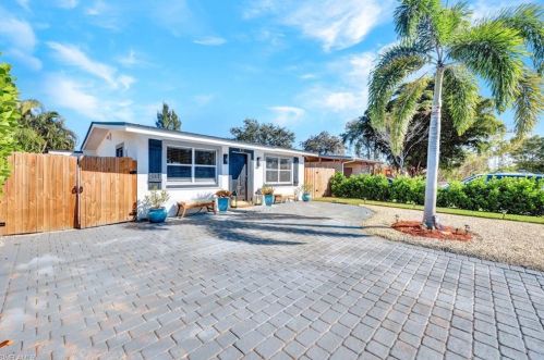 821 91 Ave, Naples FL 34108-2426 exterior