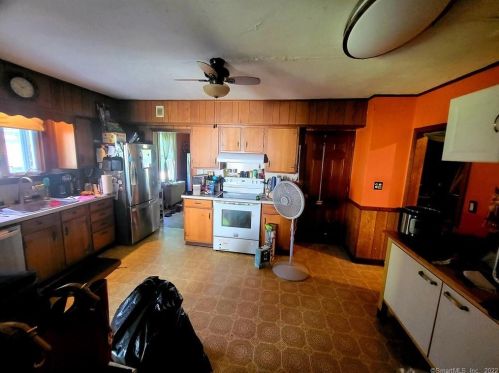 35 Oak Ave, Torrington CT 06790-6538 exterior