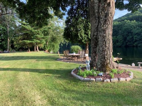 469 Roosevelt Dr, Seymour CT 06478-2701 exterior