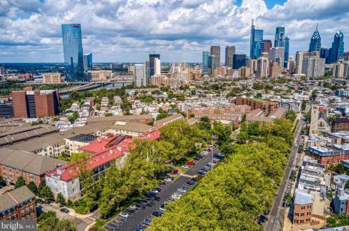 800 Admirals Way, Philadelphia PA 19146-5231 exterior