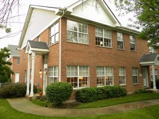 9 4 Seasons Ct, Elmhurst, IL 60126-5615