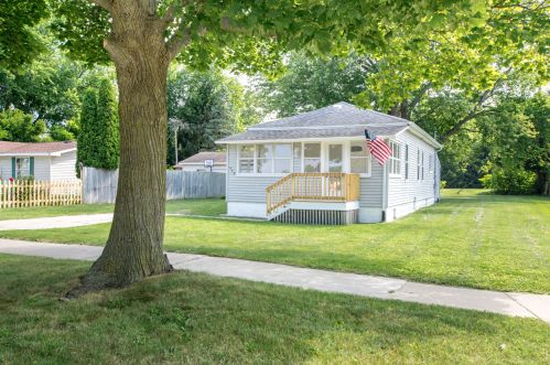 448 Maple St, Fennville, MI 49408-8425