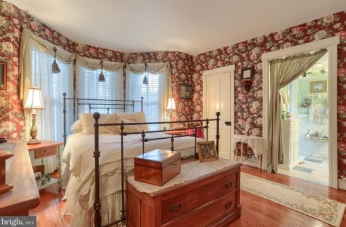 273 Main St, Hummelstown PA 17036-1721 exterior