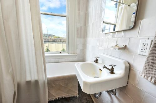 1426 Chateau St, Pittsburgh PA 15233-1242 exterior