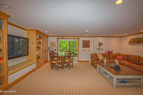 47 Fairwynds Dr, Lenox MA 01240-2729 exterior