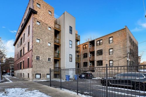 646 Wellington Ave, Chicago IL  60657-9329 exterior