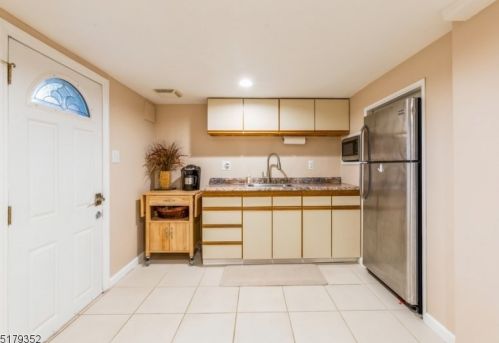 26 Acorn Dr, Clark NJ 07066-2109 exterior