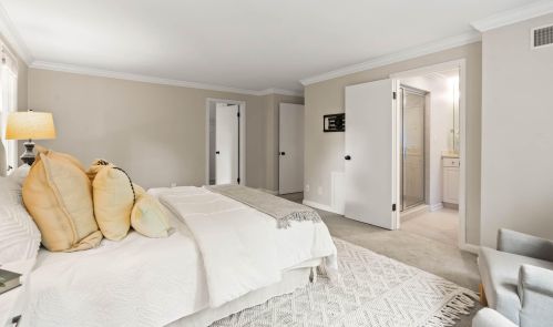 7607 Lake Dr, Milwaukee WI  53217-2909 exterior