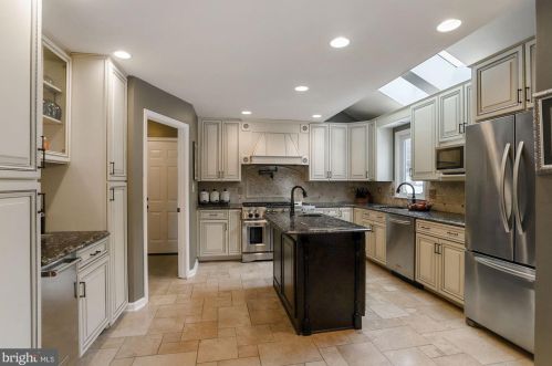 19840 Meredith Dr, Rockville MD 20855-2426 exterior