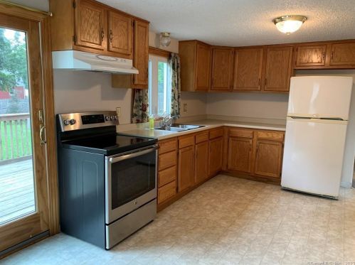 5 Foxcroft Rd, Enfield CT 06082-2430 exterior