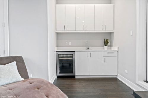 1419 Oakdale Ave, Chicago IL 60657-4118 exterior