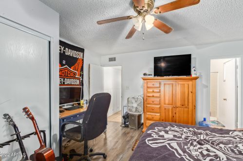 3340 Desert Cv Ave, Phoenix AZ 85028-3514 exterior