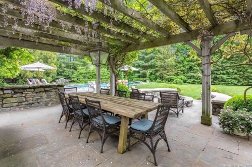 56 Calhoun Dr, Greenwich CT 06831-4405 exterior