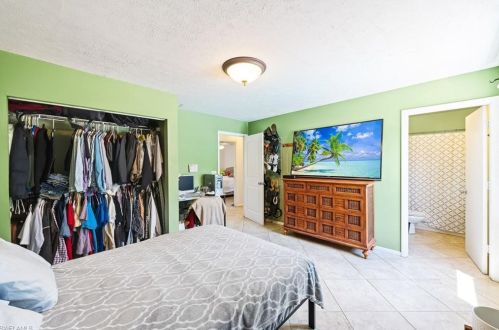 2940 8 Ave, Naples FL 34120-4920 exterior